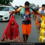cks608t_the-man-carries-his-mother-on-his-shoulder_625x300_05_July_23