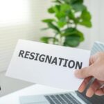 stressful-business-men-will-resign-from-the-company-working-male-pass-on-document-resign-of-manager-resignation-job-placement-and-vacancies-concept-career-problem-problem-life-photo